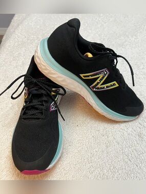 New Balance Women's 680v7 Black Running Shoes with Mint and Pink Accents Size 9